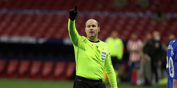 El encuentro de esta noche lo arbitrará el colegiado Mateu Lahoz, con el que el Sevilla FC tiene los siguientes números #SevillaFC #SevillaFCBarça