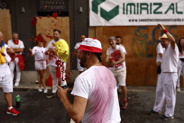 Otros más &amp;#039;informales&amp;#039;, mientras tanto, viven la parte más gamberra de la fiesta y el blanco de su ropa ya les ha quedado un poco desteñido por el vino y la sangría. La alegría que no falte.