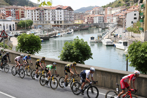 Los ciclistas ya han pasado por Ondarroa donde termina esta quinta etapa. Foto: Michelena