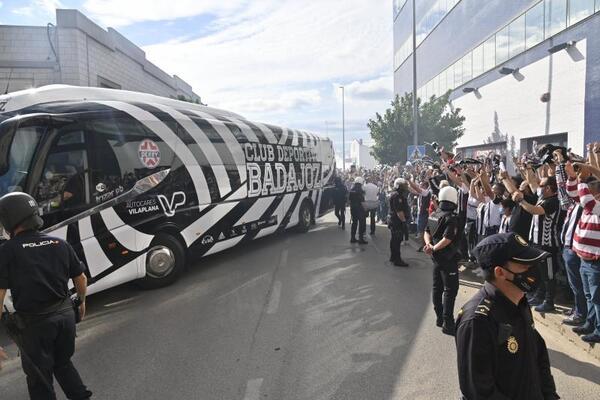 Los goles de Aquino y Concha meten en la final al Badajoz