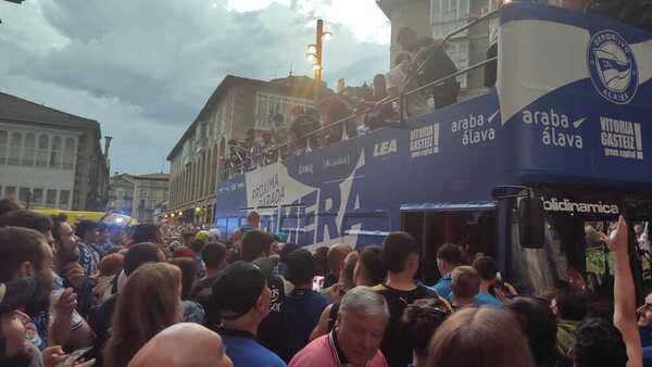 Directo | El Alavés celebra el ascenso a Primera en la Virgen Blanca