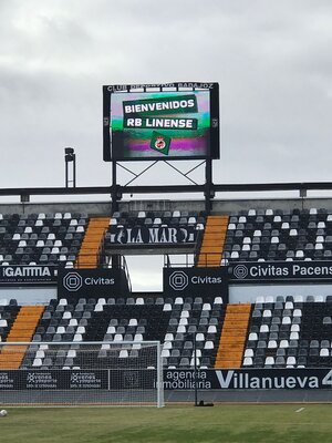 El Badajoz cae ante el Linense y el Nuevo Vivero grita contra el palco
