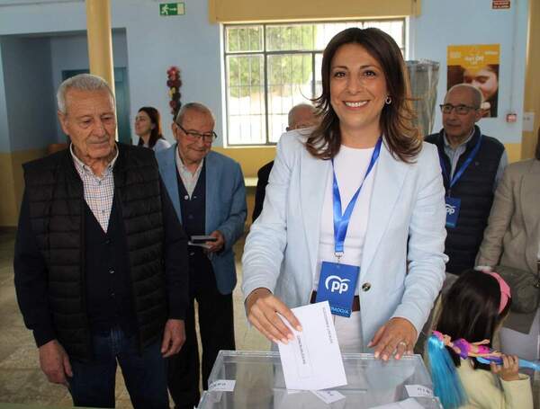 María de la Paz Fernández, actual alcaldesa, vota acompañada de su padre.
