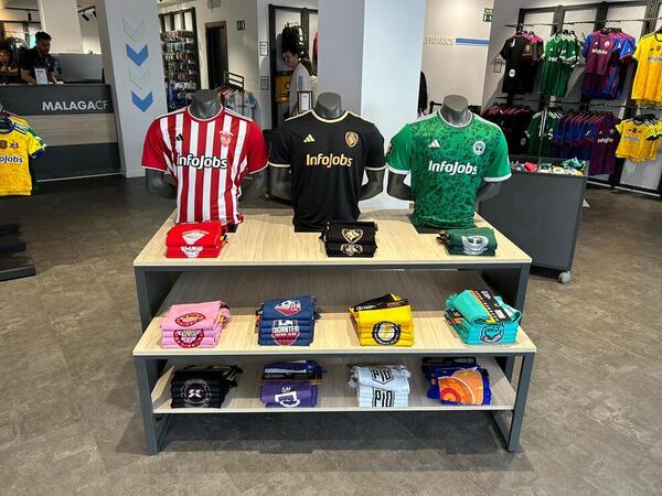 Imagen de las camisetas de la Kings a la venta en la tienda del Málaga. SALVADOR SALAS