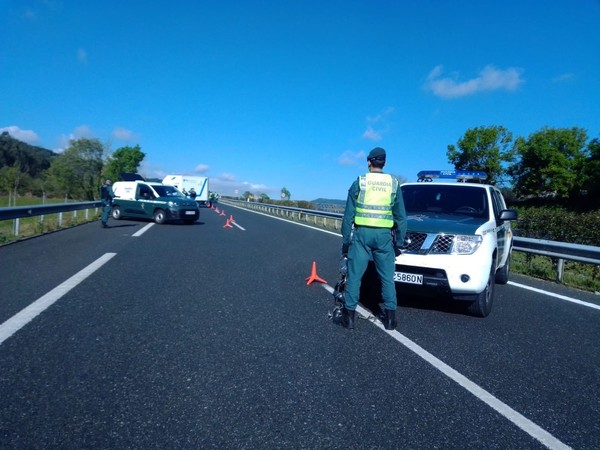 Intensificación de los controles en las carreteras cántabras durante el fin de semana. La Policía Nacional y la Guardia Civil, con el apoyo de las policías locales, vuelven a intensificar este fin de semana su presencia en las carreteras y los accesos a los municipios de Cantabria para vigilar y evitar que se realicen desplazamientos indebidos, especialmente a segundas residencias. Para interceptar a aquellos que traten de trasladarse a segundas residencias incumpliendo con ello las medidas decretadas en el estado de alarma, las Fuerzas y Cuerpos de Seguridad realizarán controles en accesos y salidas de las autovías A-8, tanto en la confluencia con el País Vasco como en la de Asturias, y en la A-67, que une Cantabria con la Meseta, en concreto con la provincia de Palencia. También habrá controles, tanto fijos como móviles, en múltiples carreteras nacionales y autonómicas que dan acceso a las principales poblaciones y comarcas de la región, con especial atención a lugares donde se concentran segundas residencias.