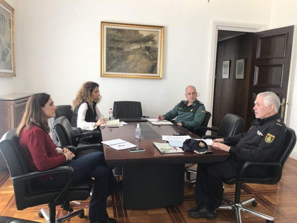 La delegada del Gobierno en Cantabria, Ainoa Quiñones, se ha reunido este viernes con el jefe superior del Cuerpo Nacional de Policía, Héctor Moreno, y el coronel jefe de la 13º Zona de la Guardia Civil, Luis del Castillo, para analizar la evolución del cumplimiento en Cantabria de todas las medidas decretadas por el Gobierno de España. Quiñones ha indicado que la evolución de la instrucción de sanciones por parte de las Fuerzas y Cuerpos de Seguridad evidencia que los cántabros están “cada vez más concienciados de la necesidad de cumplir con las medidas decretadas para frenar al Covid-19”. En este sentido, la delegada del Gobierno ha detallado que, hasta ayer, se han instruido en la región un total de 4.878 propuestas de sanción y se ha detenido a 59 personas por incumplimientos graves de las normas del estado de alarma.