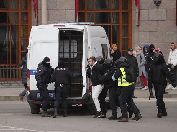 La Policía rusa detiene a manifestantes en San Petersburgo después de participar en protestas contra la invasión rusa de Ucrania. EFE