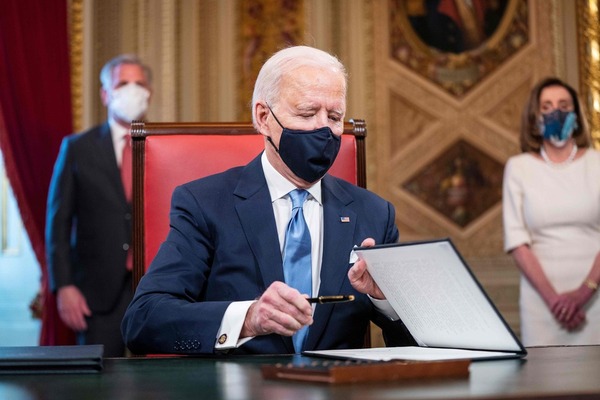 Joe Biden durante la firma./ Foto: AFP.