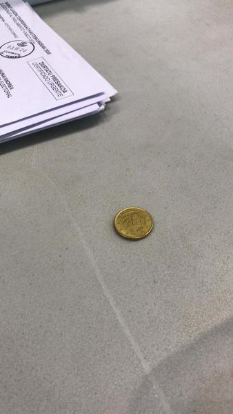 Un votante ha decidido introducir una moneda de 10 céntimos junto a su voto por correo, en una urna guipuzcoana. /A. I.