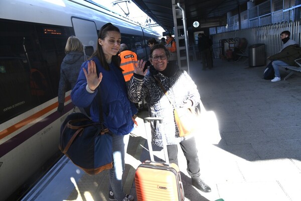 Las irundarras Ana y Cristina esta mañana en la estación de Renfe en Donostia. /Foto: Jose Mari López