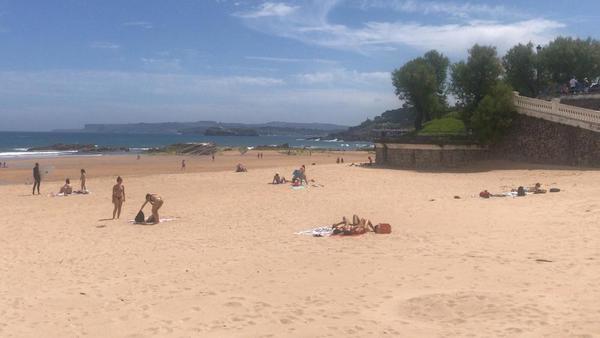 Baños de sol y arena para todos en El Sardinero. (Ángela Casado)