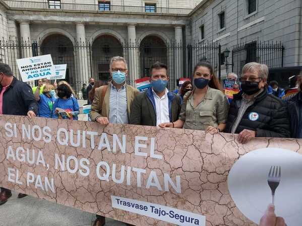 La consejera de Medio Ambiente, Agricultura, Desarrollo Rural y Transición ecológica de la Generalitat Valenciana, de Compromís, Mireia Mollá, junto a los regantes ante el Ministerio.