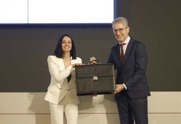 Rebeca Torró recibe la cartera de consellera por parte de Arcadi España