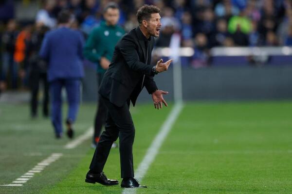 Simeone da instrucciones a sus jugadores durante el partido entre el Brujas y el Atlético de Madrid en la jornada 3 de la Champions.