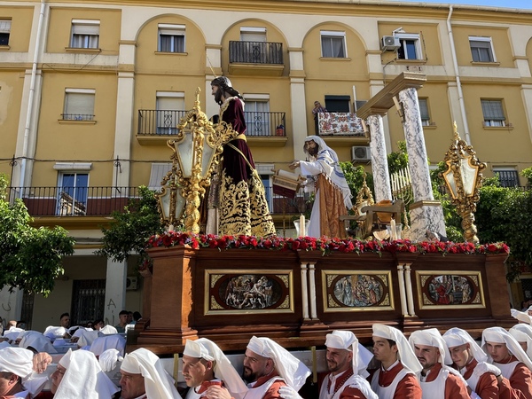 El trono, sin la imagen del soldado que han tenido que retirar. C. Pinto