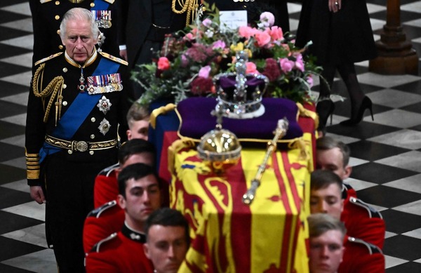 Carlos III acompaña el féretro de su madre en su salida de la Abadía de Westminster. AFP