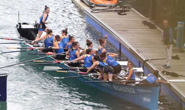 Tolosaldea celebra su victoria en la primera jornada de La Concha femenina. / Maika Salguero