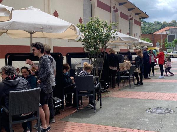 Así están las terrazas de los bares en Laredo. Hay ambiente de domingo, más que de lunes.