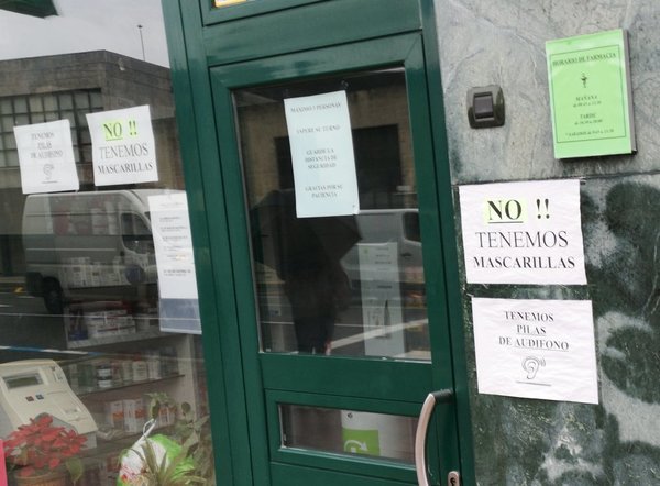 En algunas farmacias de Santander sigue habiendo carteles como este, que dicen que no hay mascarillas. Esta en concreto está en la zona de las calles Castilla y Hermida