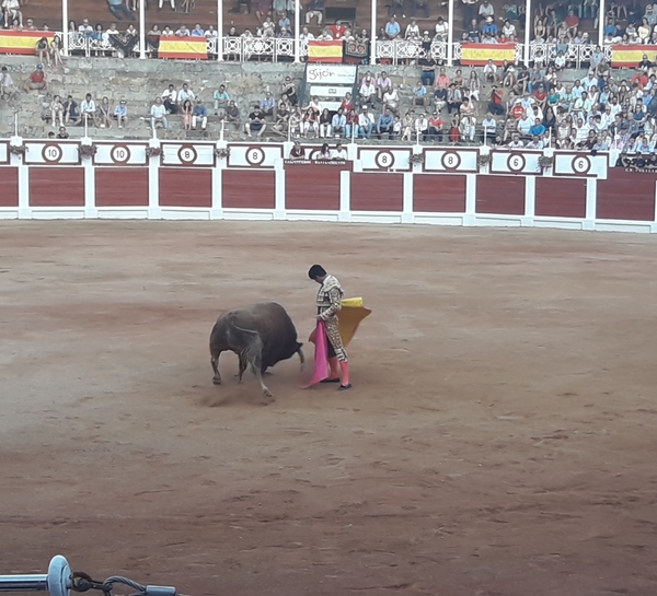 Gijón enloquece con Morante y pierde el norte con El Juli