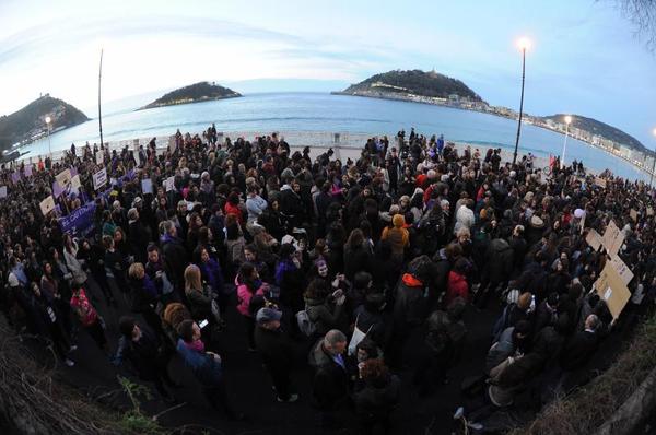 Otra vista del paso de la manifestación por La Concha. / F. Morquecho