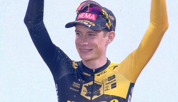 Bilbao recibe al Tour con xirimiri, txapelas e irrintzis