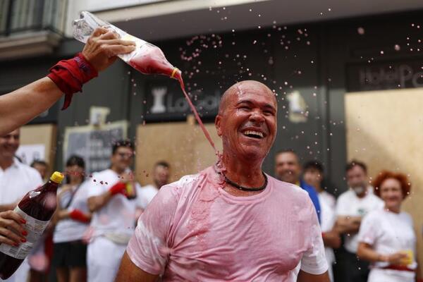 Lluvia de kalimotxo en Pamplona. /Foto: EFE