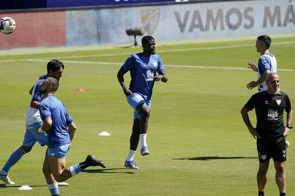 Alfred N&amp;#039;Diaye, calentando en la previa del Málaga-Albacete. MARIANO POZO