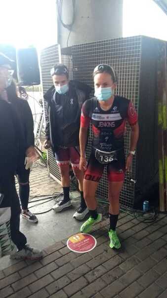 Gómez Noya premia al Bilbao Triathlon