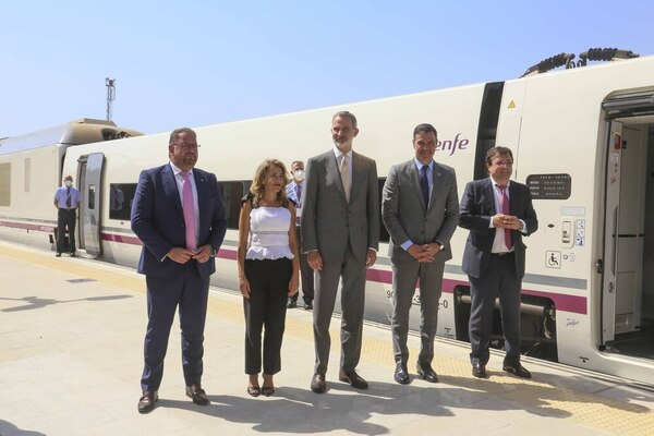El alcalde de Mérida, Antonio Rodríguez Osuna, recibiendo al rey Felipe VI, al presidente del Gobierno, Pedro Sánchez, a la ministra de Transportes, Movilidad y Agenda Urbana, Raquel Sánchez, y al presidente de la Junta de Extremadura, Guillermo Fernández Vara.
