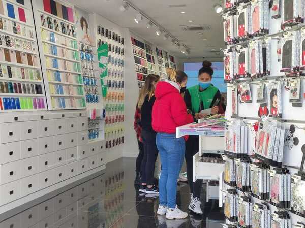 Cliente y dependienta con mascarilla en La Casa de Las Carcasas de Jesús de Monasterio. La escena que más se repite en los establecimientos.