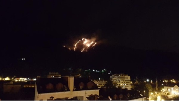 Imagen de un incendio visible desde Laviana