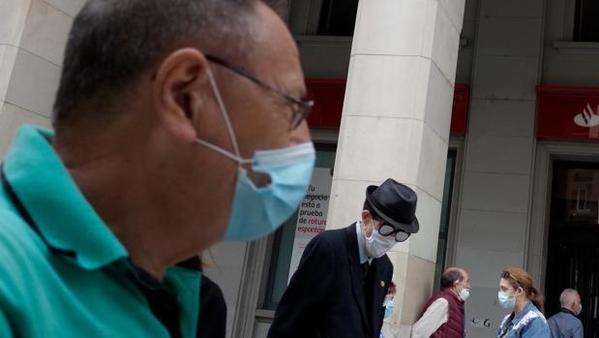 Sanidad ordena retirar del mercado decenas de lotes de mascarillas que no protegen del coronavirus