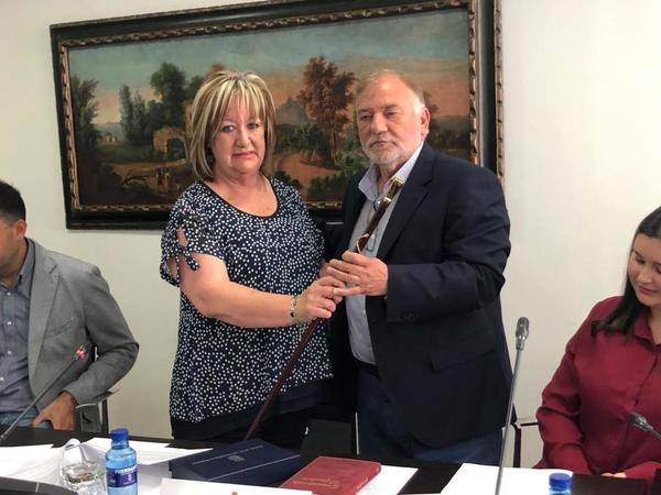 RIBADESELLA: Al final no hubo sorpresas y el candidato socialista, Ramón Canal Tirador, fue elegido alcalde del Ayuntamiento de Ribadesella. Su candidatura no alcanzó la mayoría absoluta necesaria. Solo recibió los cinco votos del PSOE (4) y Cs (1), pero como el resto de formaciones votaron a su propio candidato, Canal fue elegido nuevo regidor al formar parte de la candidatura que obtuvo más votos populares en las elecciones del 26 de mayo pasado. El nuevo alcalde asumió el cargo como una “segunda oportunidad”. “Y como la vida no siempre te da una segunda oportunidad intentaré rectificar los errores que pude haber tenido en un momento dado o culminar aquellos proyectos que te quedaron clavados y con ganas de sacar adelante”, explicó. Informa Juan García