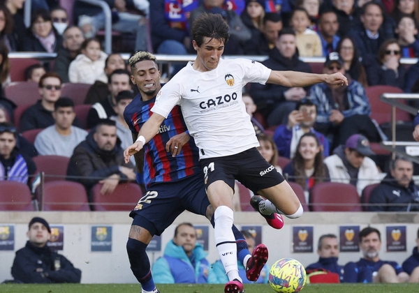 El Valencia lo intentó hasta el final ante un Barcelona que acabó jugando con diez