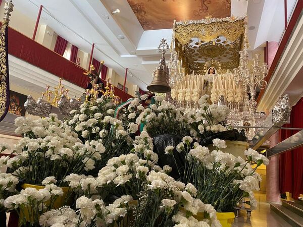 Claveles blancos depositados ante los tronos de la Cofradía del Rocío. Foto: SUR
