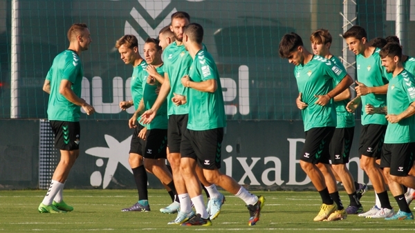 Esta es la convocatoria del Real Betis para enfrentarse a la UD Almería esta noche en el duelo correspondiente a la 9ª jornada de LaLiga #Betis #RealBetisAlmería