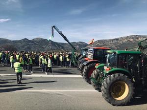 Más de 4.000 olivareros de Granada y Jaén cortan cuatro horas la A-44 para pedir futuro