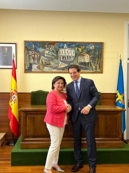 La nueva alcaldesa de Allande, María Victoria López (PP), estrecha la mano al edil electo de Allandeses Independientes, Aniceto Álvarez.