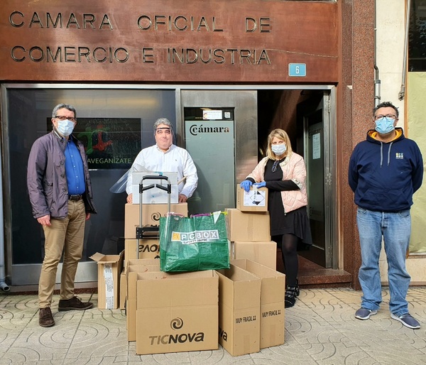 Más de 250 actividades económicas se han inscrito, hasta el día de hoy, en la Cámara de Comercio de Torrelavega para participar en el reparto gratuito de máscaras protectoras que han sido donadas por las empresas PcBox, Artipubli, SAYME y Serisan. Según ha explicado la concejal de Comercio, Cristina García Viñas, la distribución de estas máscaras se iniciará el próximo martes, en las dependencias de la entidad cameral en la calle Ruiz Tagle, y se realizará previa llamada al responsable de la actividad indicando día y hora de la recogida