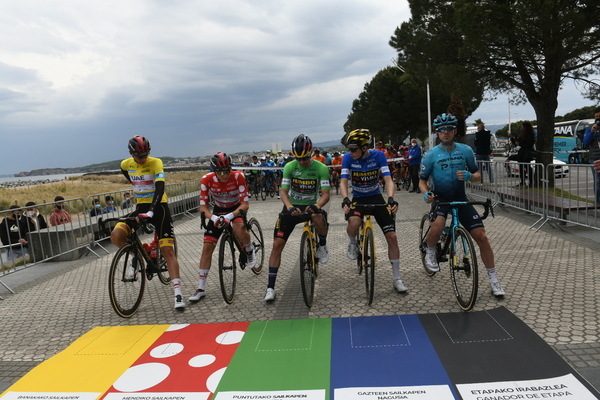 La carrera ha salido este mediodía de la playa de Hondarribia. Foto: Karlis