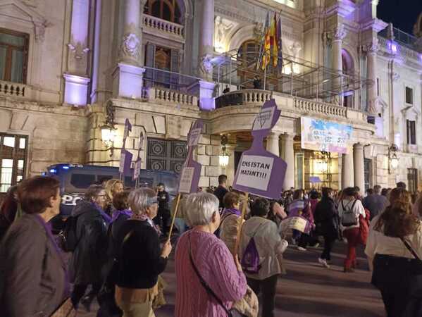 La segunda manifestación recorre el centro de Valencia con cánticos contra Irene Montero