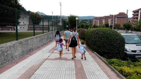 &amp;quot;La vuelta bien, normalita, con tranquilidad. La niña ilusionada con volver, a ver como se nos da tercero de primaria y con el tema covid ya están los niños concienciados, más que los adultos. ELlos son los que mejor se ADAPTAN, a los adultos les cuesta más&amp;quot;, dice Andrea Sánchez, una de las madres que lleva a sus hijos al Riomar de Castro.