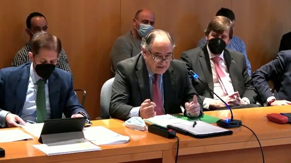 Luis Mendiguren, abogado del supuesto conseguidor, está en su turno de palabra.