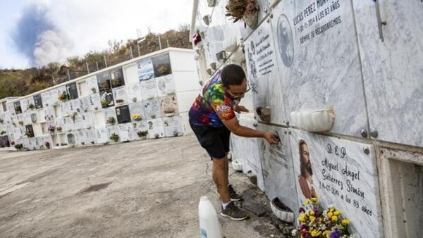 Los vecinos de La Palma temen que la lava arrase un cementerio