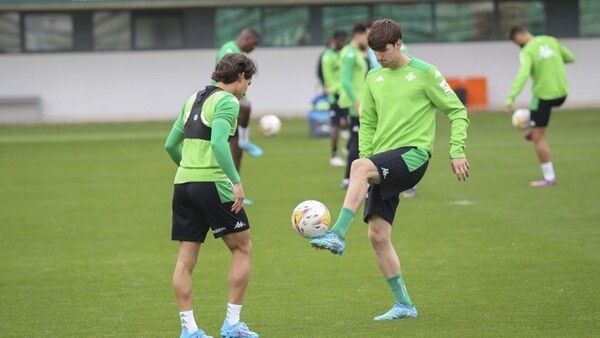 Miranda no entra en la convocatoria del Betis para el partido ante el Osasuna