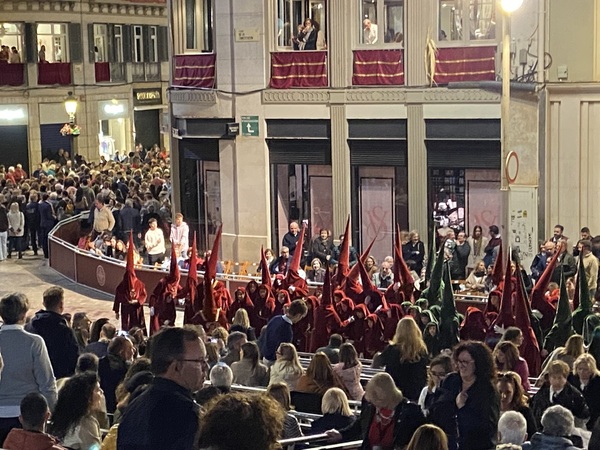 Numerosos niños del cortejo de Estudiantes durante la petición de venia.