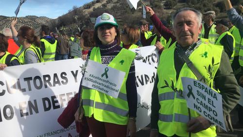 Más de 4.000 olivareros de Granada y Jaén cortan cuatro horas la A-44 para pedir futuro