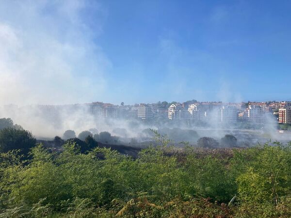 Imagen de ahora mismo desde Los Castros. Humo blanco, no hay llamas
