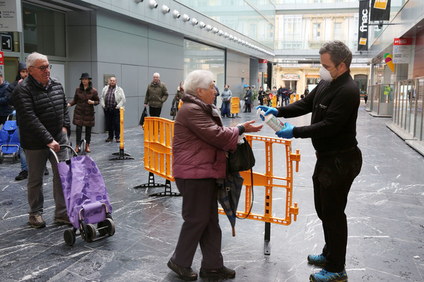 Desinfectan las manos de los clientes que acceden al mercado de San Martin. Foto: Lusa